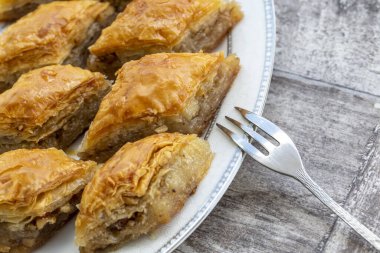 Geleneksel Türk tatlıları; el yapımı ceviz baklavası. Türkçe adı: cevizli baklava