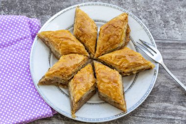 Geleneksel Türk tatlıları; el yapımı ceviz baklavası. Türkçe adı: cevizli baklava
