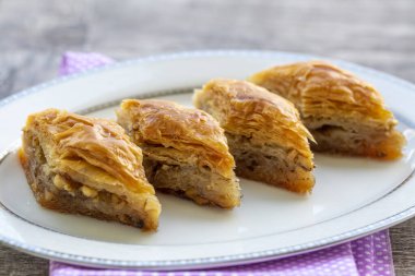Geleneksel Türk tatlıları; el yapımı ceviz baklavası. Türkçe adı: cevizli baklava