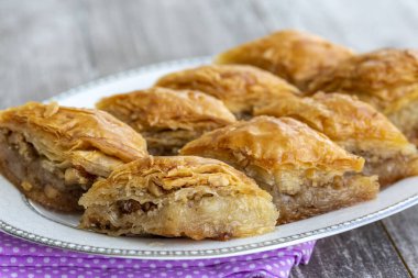 Geleneksel Türk tatlıları; el yapımı ceviz baklavası. Türkçe adı: cevizli baklava