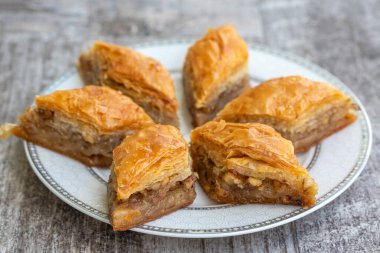 Geleneksel Türk tatlıları; el yapımı ceviz baklavası. Türkçe adı: cevizli baklava