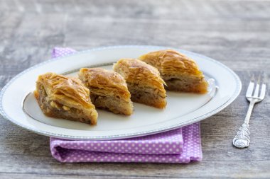 Geleneksel Türk tatlıları; el yapımı ceviz baklavası. Türkçe adı: cevizli baklava