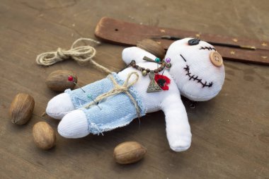 Tahta bir arka planda Voodoo Bebeği