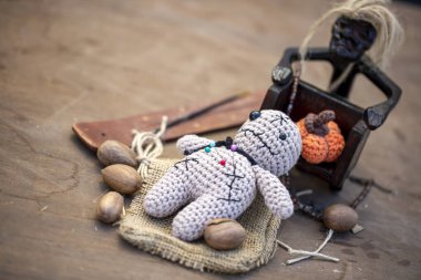 Tahta bir arka planda Voodoo Bebeği
