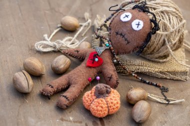 Tahta bir arka planda Voodoo Bebeği