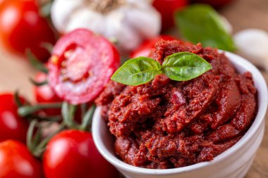 Taze domates ve domates ezmesi.