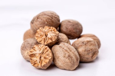 Küçük Hindistan cevizi baharat beyaz arka plan üzerinde izole