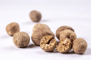 Küçük Hindistan cevizi baharat beyaz arka plan üzerinde izole