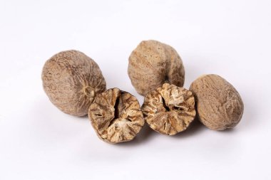 Küçük Hindistan cevizi baharat beyaz arka plan üzerinde izole