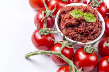 Taze domates ve domates ezmesi.