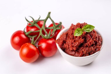 Taze domates ve domates ezmesi.