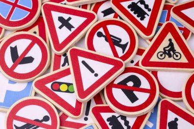 Farklı renkli trafik işaretleri izole edildi