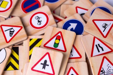 Farklı renkli trafik işaretleri izole edildi