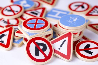 Farklı renkli trafik işaretleri izole edildi