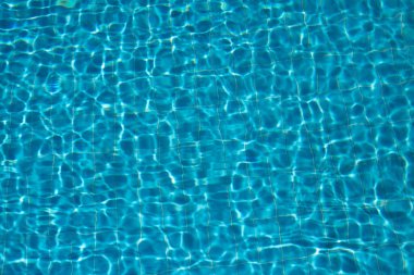 Metin kopyalama alanı için güneş ışığı yansıması ile soyut havuz su yüzeyi ve arka plan