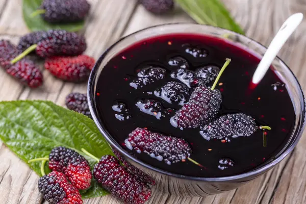 Yerli taze dut reçeli bir rustik ahşap tahta üzerinde