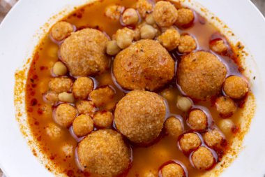 Geleneksel lezzetli Türk yemekleri; Bulgur çorbası (Türkçe adı; Anali Kizli, icli kofte)