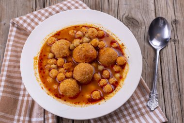 Geleneksel lezzetli Türk yemekleri; Bulgur çorbası (Türkçe adı; Anali Kizli, icli kofte)