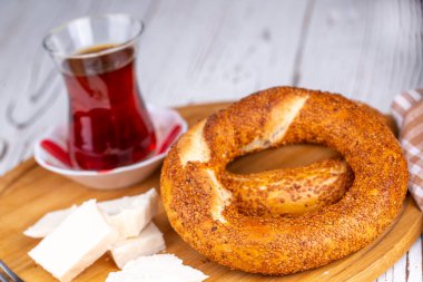 Geleneksel lezzetli Türk simidi ve Türk çayı