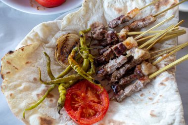 Geleneksel lezzetli Türk yemekleri; şişler polis ablası