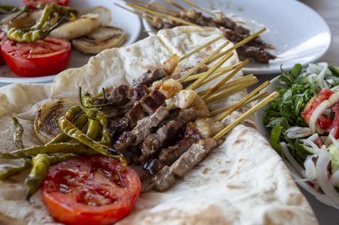 Geleneksel lezzetli Türk yemekleri; şişler polis ablası