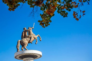 Üsküp Makedonya Büyük İskender sonbahar yapraklı heykeli