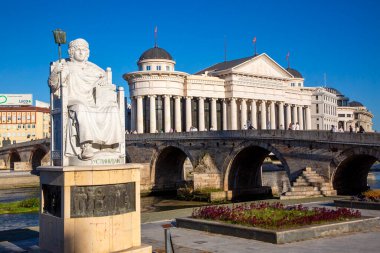  Bizans İmparatoru Justinian Heykeli ve Taş Köprüsü, Arkeoloji Müzesinin arkasında. 