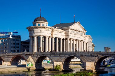 Üsküp - Makedonya, 29 Ekim 2023, Üsküp 'te gün batımında Arkeoloji Müzesi' nin arkasındaki Stone Bridge