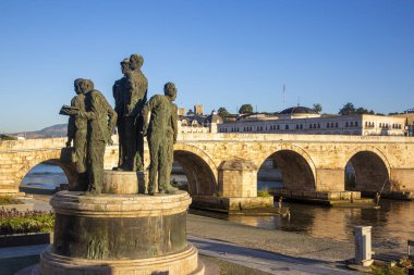 Üsküp - Makedonya, 29 Ekim 2023, Üsküp Taş Köprüsü, Üsküp 'teki Vardar Nehri üzerindeki köprü