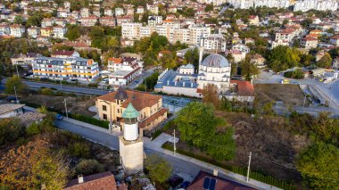 Osmanlı döneminde Bulgaristan 'ın Şumen kentinde inşa edilen saat kulesi ve Şerif Halil Paşa Camii - Tombul Camii