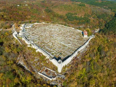 Bulgaristan 'ın Shumen kentindeki yeşil bir tepenin üzerindeki 8. yüzyıldan kalma antik şato kalesinin havadan görünüşü.