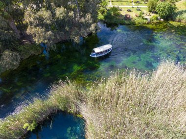 Türkiye Akyaka Azmak Nehri, seyahat konsepti fotoğrafı, insansız hava aracıyla yukarıdan manzara