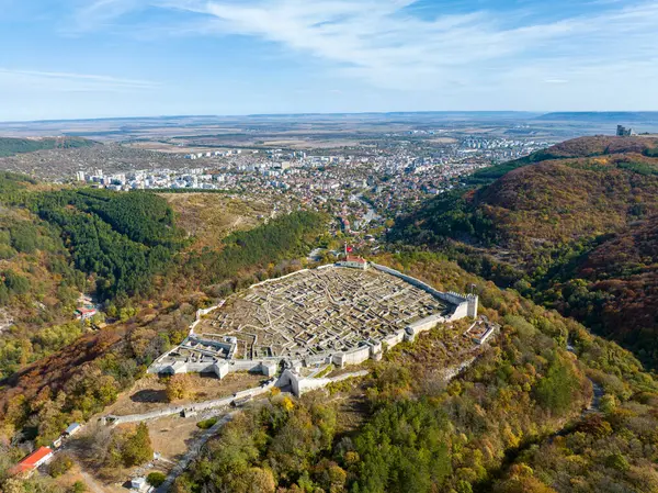 Bulgaristan 'ın Shumen kentindeki yeşil bir tepenin üzerindeki 8. yüzyıldan kalma antik şato kalesinin havadan görünüşü.