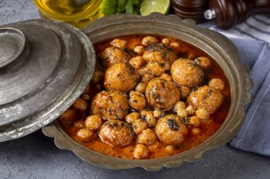 Geleneksel lezzetli Türk yemekleri; Bulgur çorbası (Türkçe adı; Anali Kizli, icli kofte)