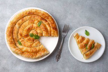Spanakopita, ıspanaklı ve peynirli Yunan usulü börek. Lezzetli el yapımı turtalar. Türkçe adı: el acmasi borek, rulo borek
