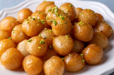 Geleneksel Türk Lokma Tatlısı. Türkçe isim; lokma