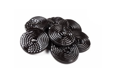 Beyaz arka planda meyan kökü şekeri tekerlekleri.