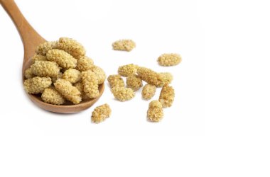 Beyaz arka planda kurumuş beyaz dut.