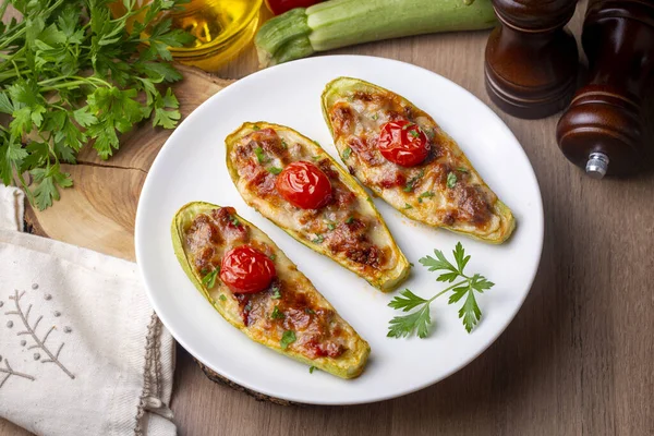 Et, sebze ve peynirle doldurulmuş kabak. Kabak tekneleri. Türkçe adı: kabak sandalet