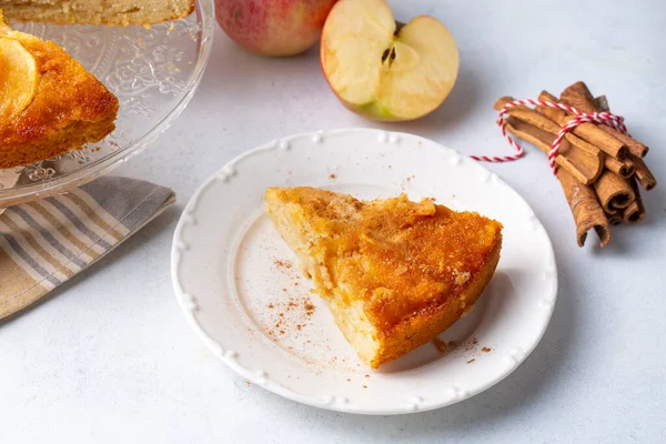 Karamelli elmalı pasta lezzetli bir tatlıdır. Türkçe adı; elmali keki