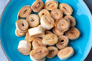 Silor adında Artvin 'den gelen Türk Yemeği rulo ve kızarmış fileto. Mavi tabakta silor.