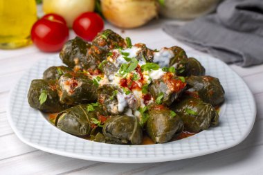 Haşlanmış yapraklı lahana dolması, geleneksel Türk türkçesi Karadeniz bölgesi yiyeceği, sarma, dolma (Türkçe adı Kara lahana sarmasi))