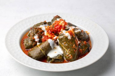 Haşlanmış yapraklı lahana dolması, geleneksel Türk türkçesi Karadeniz bölgesi yiyeceği, sarma, dolma (Türkçe adı Kara lahana sarmasi))