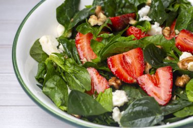 Sağlıklı diyet salatası; Avokado ile çilekli ıspanak salatası.