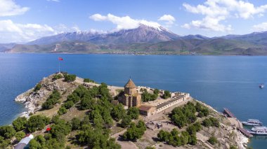 Van Gölü 'ndeki Akdamar Adası. Kutsal Haç Ermeni Katedrali - Akdamar - Ahtamara - Türkiye