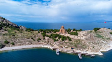 Van Gölü 'ndeki Akdamar Adası. Kutsal Haç Ermeni Katedrali - Akdamar - Ahtamara - Türkiye