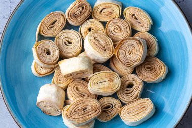 Silor adında Artvin 'den gelen Türk Yemeği rulo ve kızarmış fileto. Mavi tabakta silor.