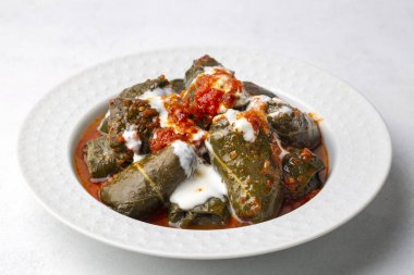 Haşlanmış yapraklı lahana dolması, geleneksel Türk türkçesi Karadeniz bölgesi yiyeceği, sarma, dolma (Türkçe adı Kara lahana sarmasi))