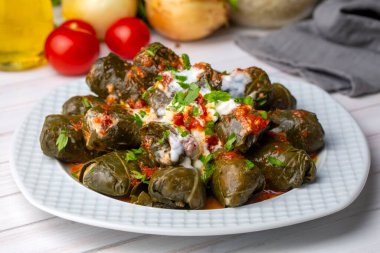 Haşlanmış yapraklı lahana dolması, geleneksel Türk türkçesi Karadeniz bölgesi yiyeceği, sarma, dolma (Türkçe adı Kara lahana sarmasi))