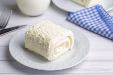 Türk kremalı süt ürünü. Türk kahvaltısı için bir bardak sütlü pıhtılaşmış krema. (Türkçe adı; kayak)